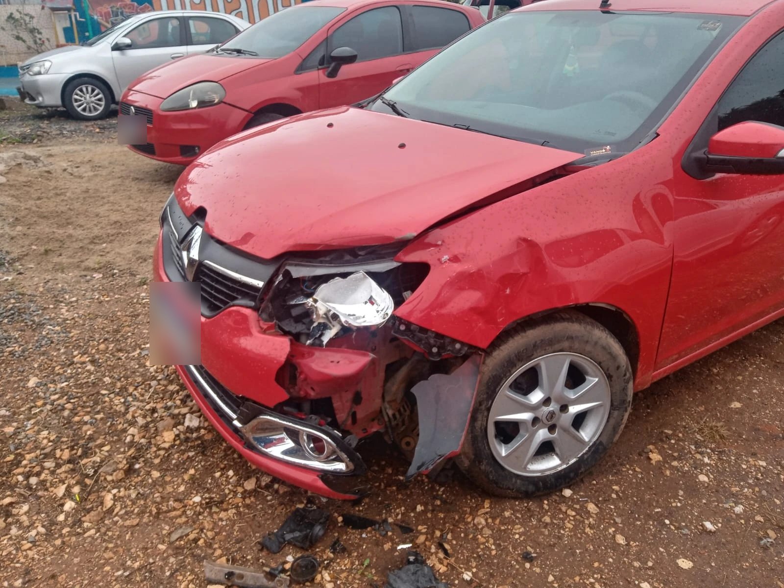 Antes: Renault Logan — colisão dianteira