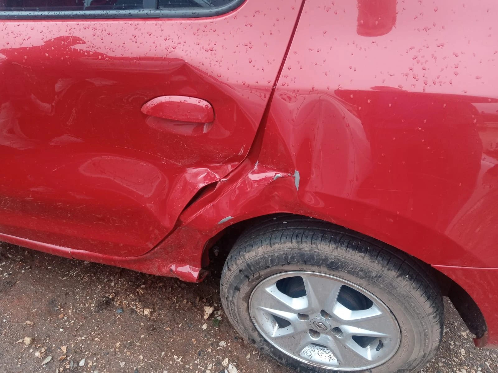 Antes: Renault Logan — lateral traseira