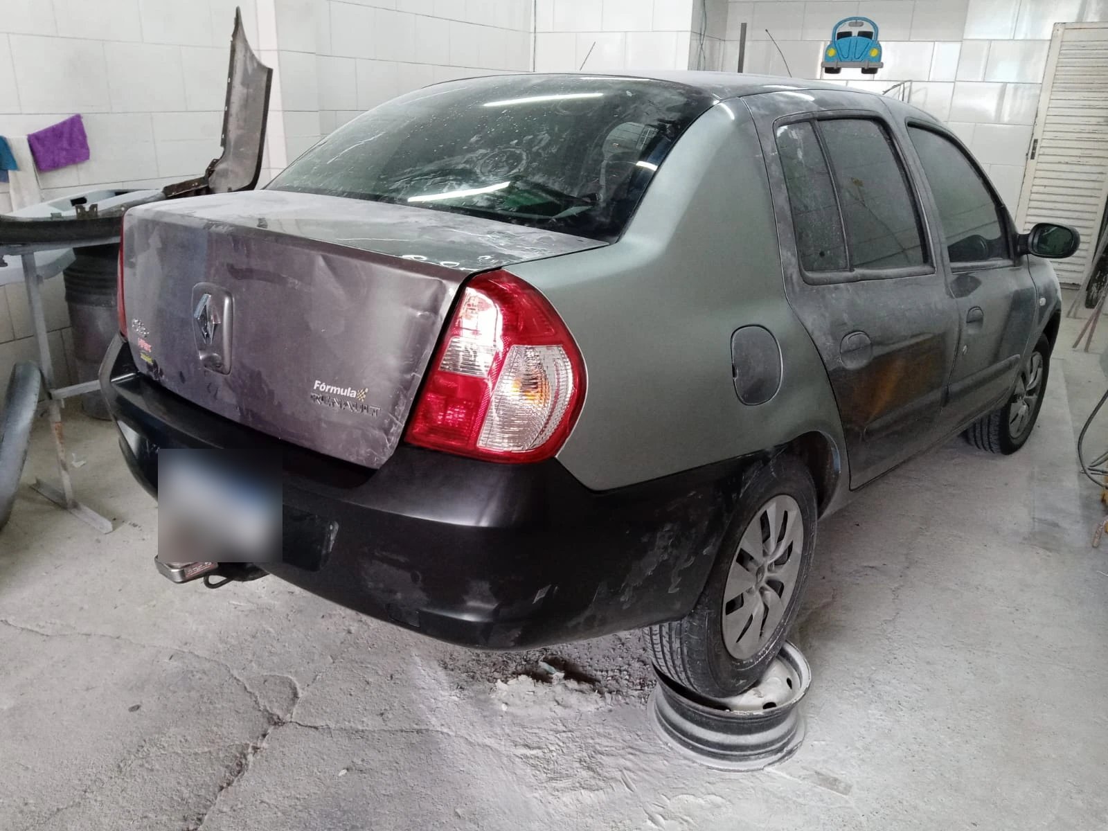 Renault Clio — traseira recuperada, pronto para pintura