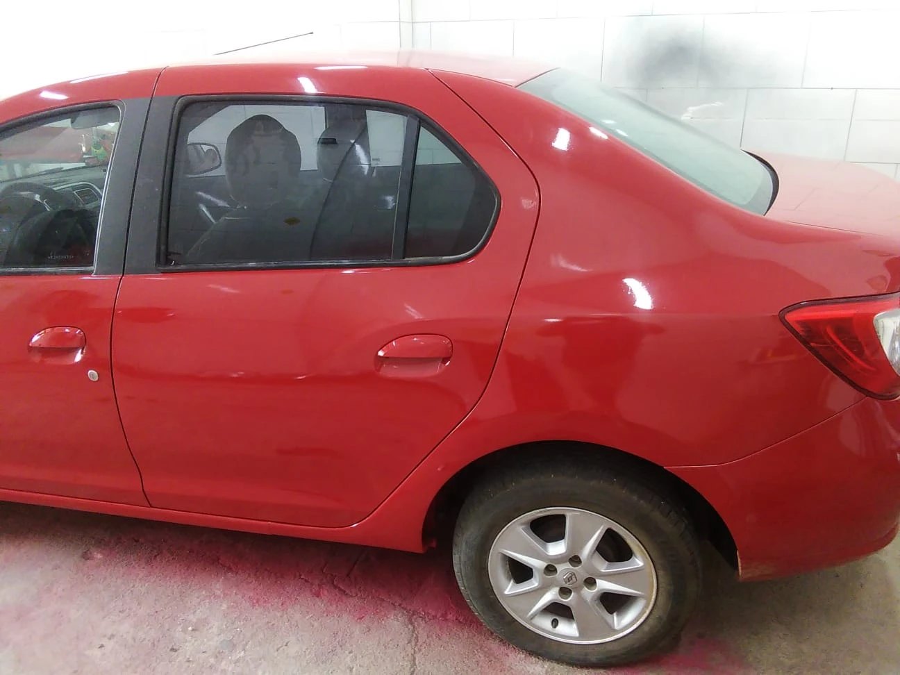 Depois: Renault Logan — lateral traseira